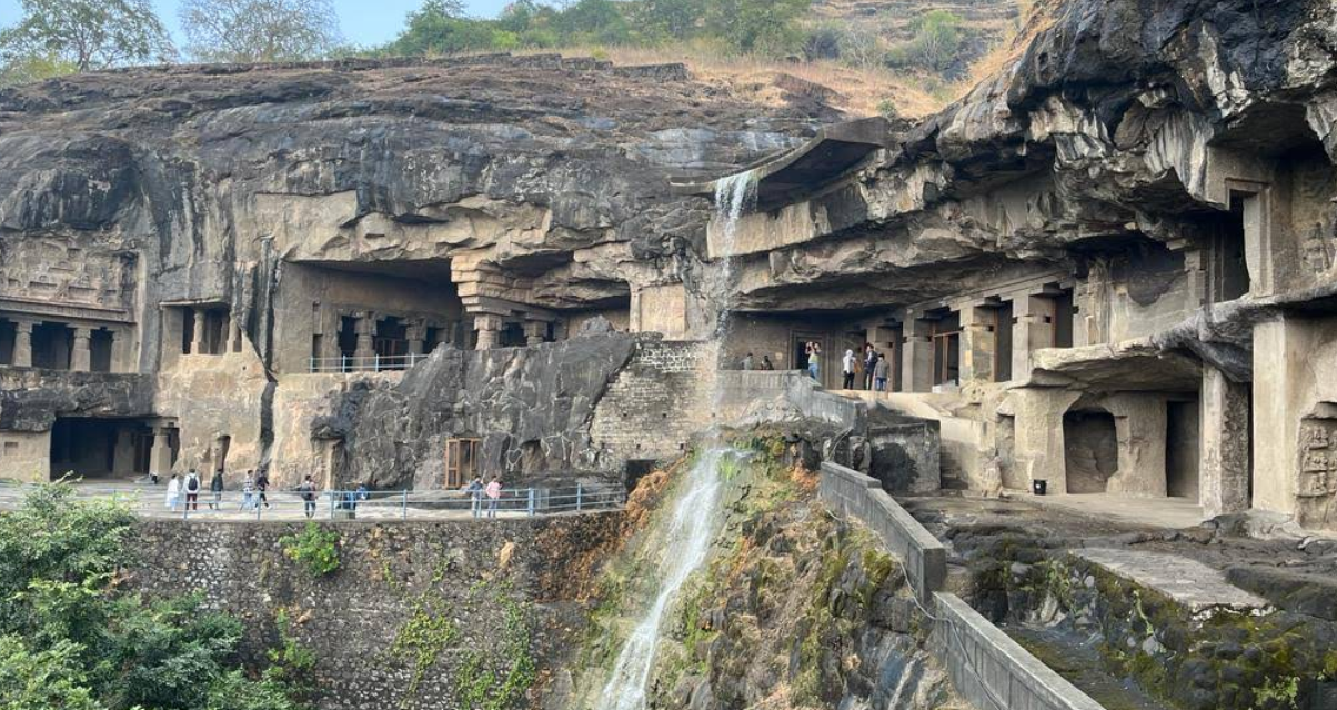 अजंता की गुफाएं — बौद्ध कला की भव्य विरासत