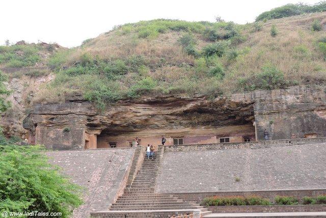 बाघ की गुफाएं — बौद्ध मठों का जीवंत संसार
