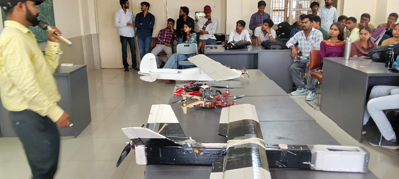 IET TechSphere टीम द्वारा वाइस चांसलर मैम को समापन समारोह हेतु आमंत्रण 3 WhatsApp Image 2026 04 07 at 11.27.05 AM 2